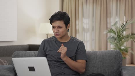 Hombre-Indio-Enojado-Gritando-En-Videollamada-En-Una-Computadora-Portátil