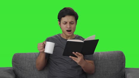 Müder-Indischer-Mann,-Der-Ein-Buch-Liest-Und-Kaffee-Trinkt,-Grüner-Bildschirm