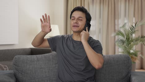 Hombre-Indio-Feliz-Hablando-Por-Teléfono