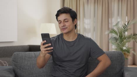 Hombre-Indio-Feliz-Hablando-Por-Videollamada