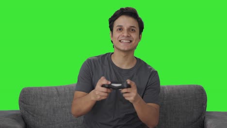 Glücklicher-Indischer-Mann,-Der-Videospiele-Auf-Grünem-Bildschirm-Spielt