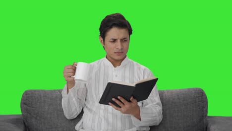 Verwirrter-Indischer-Mann,-Der-Ein-Buch-Liest,-Grüner-Bildschirm