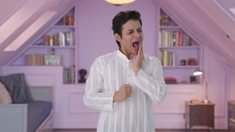 Kranker-Indischer-Mann,-Der-Unter-Zahnschmerzen-Leidet