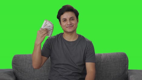 Hombre-Indio-Feliz-Usando-Dinero-Como-Pantalla-Verde-Del-Ventilador