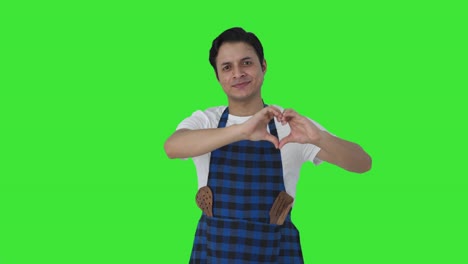 Fröhlicher-Indischer-Koch-Zeigt-Herzzeichen-Auf-Grünem-Bildschirm