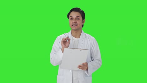 Glücklicher-Indischer-Wissenschaftler,-Der-Mit-Jemandem-Auf-Grünem-Bildschirm-Spricht