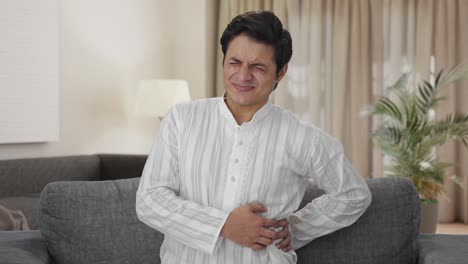 Kranker-Indischer-Mann-Mit-Rückenschmerzen