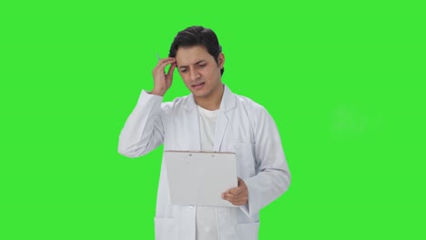 Verwirrter-Indischer-Wissenschaftler,-Der-Beobachtungen-Auf-Grünem-Bildschirm-Schreibt