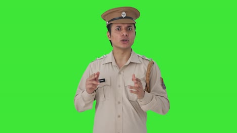 Glücklicher-Indischer-Polizist,-Der-Mit-Jemandem-Auf-Grünem-Bildschirm-Spricht