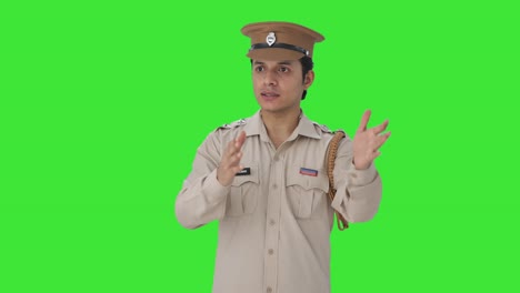 Oficial-De-Policía-Indio-Hablando-Con-Alguien-Pantalla-Verde