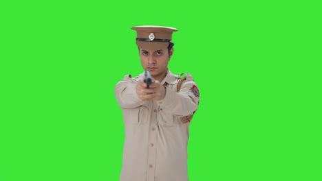 Ernsthafter-Indischer-Polizist,-Der-Mit-Seiner-Waffe-Auf-Den-Grünen-Bildschirm-Zielt