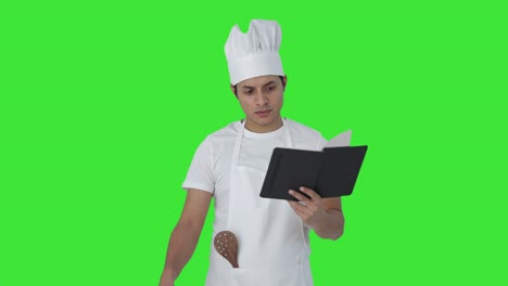 Verwirrter-Indischer-Profikoch,-Der-Essen-Auf-Grünem-Bildschirm-Zubereitet