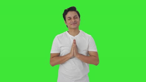 Hombre-Indio-Feliz-Haciendo-Namaste-Pantalla-Verde