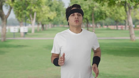 Hombre-Indio-Serio-Haciendo-Jogging