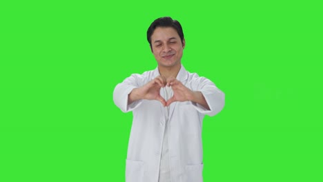 Glücklicher-Indischer-Wissenschaftler,-Der-Einen-Grünen-Bildschirm-Mit-Herzzeichen-Zeigt