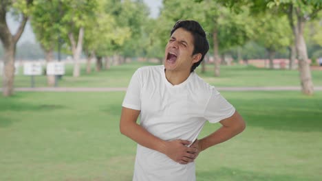Kranker-Indischer-Mann-Mit-Rückenschmerzen