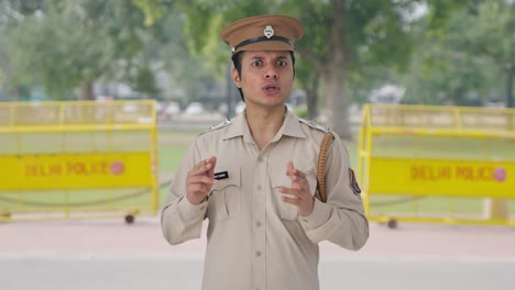 Glücklicher-Indischer-Polizist,-Der-Mit-Jemandem-Spricht