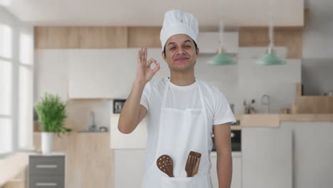 Feliz-Chef-Profesional-Indio-Dando-Un-Beso-De-Chef