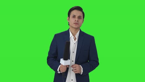 Reportero-Indio-Mirando-A-La-Cámara-Pantalla-Verde
