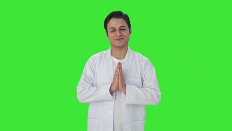 Glücklicher-Indischer-Wissenschaftler,-Der-Namaste-Green-Screen-Macht