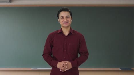 Glücklicher-Indischer-Lehrer,-Der-In-Die-Kamera-Lächelt