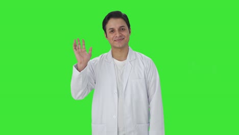 Fröhlicher-Indischer-Wissenschaftler,-Der-„Hallo“-Auf-Grünem-Bildschirm-Sagt