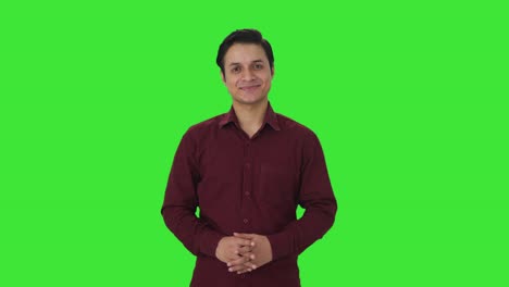 Glücklicher-Indischer-Lehrer,-Der-Zum-Grünen-Bildschirm-Der-Kamera-Lächelt