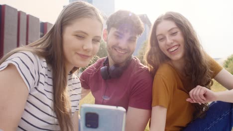 Gruppe-Kaukasischer-Studenten,-Die-Ein-Selfie-Vor-Dem-Universitätscampus-Machen