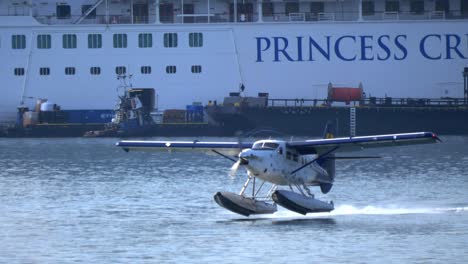 Nahaufnahme-Eines-Wasserflugzeugs,-Das-Neben-Einem-Kreuzfahrtschiff-Startet