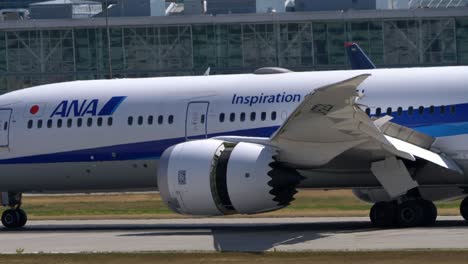 Un-Motor-A-Reacción-Turbofan-Ana-Boeing-787-Con-Marcha-Atrás-Abierta-Después-Del-Aterrizaje