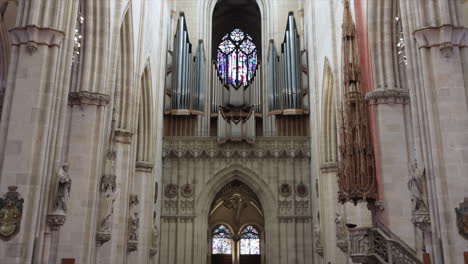 Los-Turistas-Admiran-El-Interior-Ornamentado-De-La-Iglesia-Luterana-De-Ulm-Minster-En-Ulm,-Alemania