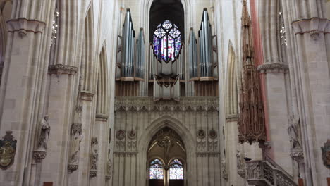 Tourists-admire-ornate-interior-of-Ulm-Minster-Lutheran-Church-in-Ulm,-Germany