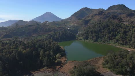Luftaufnahme-Des-Telaga-Warna-Sees-Mit-Grüner-Wasserfarbe-In-Dieng-Regentschaft,-Zentral-Java,-Indonesien-Mit-Blauem-Himmel---Indonesische-Naturlandschaft