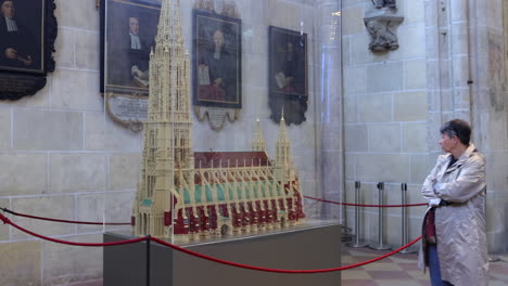 Exhibición-Pública-Del-Modelo-A-Escala-De-Ulmer-Münster,-La-Iglesia-Luterana-De-Ulm,-Alemania