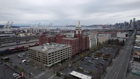 Statische-Aufnahme-Des-Starbucks-Kaffeehauptquartiers-Elliot-Bay-Und-Der-Skyline-Von-Seattle,-Trüber-Grauer-Himmel