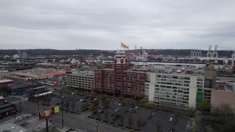 Weitwinkel-Luftumlaufbahn-Des-Starbucks-Kaffeehauptquartiers,-Skyline-Der-Stadt-Seattle,-Trüber-Grauer-Himmel