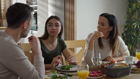 Kaukasische-Familie,-Die-Während-Des-Frühstücks-Ein-Lebhaftes-Gespräch-Führt