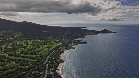 Wailea-Makena-Maui-Hawaii-Aerial-V10-Drohnenüberflug-In-Großer-Höhe-über-Den-Strand-Von-Po&#39;olenalena,-Aufnahme-Des-Smaragdgrünen-Golfplatzes-Und-Luxuriöser-Resorthotels-Am-Meer-Im-Sommer-–-Aufgenommen-Mit-Mavic-3-Cine-–-Dezember-2022