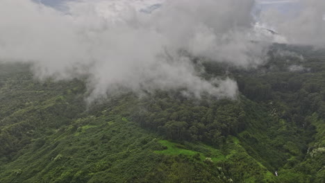 Maui-Hawaii-Aerial-V43-Filmdrohne-Fliegt-Durch-Weiße-Wolken-Und-Fängt-Die-Hügellandschaft-Von-Nahiku-Mit-Dichten-Wäldern-Und-Tropischer-Vegetation-Ein-–-Aufgenommen-Mit-Mavic-3-Cine-–-Dezember-2022