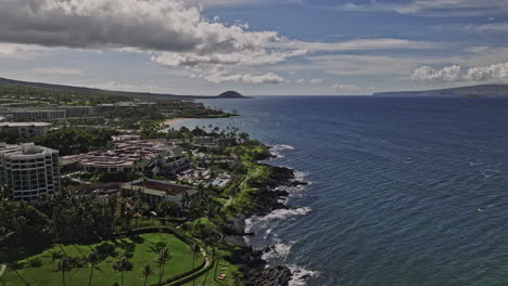 Wailea-Makena-Maui-Hawaii-Aerial-V5-Fliegt-Entlang-Der-Zerklüfteten-Küste-Und-Fängt-5-Sterne-Resorthotels-Am-Meer-Und-Einen-Sandstrand-Mit-Dem-Kalahaku-Berg-Als-Hintergrund-Ein-–-Aufgenommen-Mit-Mavic-3-Cine-–-Dezember-2022