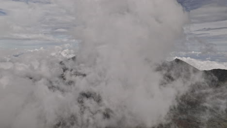 Maui-Hawaii-Aerial-V32-Filmischer-Drohnenüberflug-In-Großer-Höhe-Haleakala-Berggipfel-Karge-Landschaft,-Durch-Schichten-Weißer,-Flauschiger-Wolken-Fliegen-–-Aufgenommen-Mit-Mavic-3-Cine-–-Dezember-2022