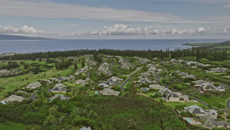 Maui-Hawaii-Luftaufnahme-V12-Flyover-Kapalua-Golf-Course-Resort,-Aufnahme-Luxuriöser-Häuser-Im-üppigen-Viertel-Pineapple-Hill-Mit-Blick-Auf-Eine-Molokaʻi--Und-Lanai-Insel-–-Aufgenommen-Mit-Mavic-3-Cine-–-Dezember-2022