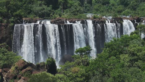 Increíble-Y-Pintoresco-Paisaje-Selvático-Y-Una-Hilera-De-Cascadas-Brillantes-En-El-Paisaje-Natural-De-La-Selva-Tropical,-Hermosos-árboles-Y-Paisajes-Verdes-Con-Un-Gran-Grupo-De-Enormes-Cascadas-En-Iguazú,-Brasil