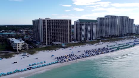 Ciudad-De-Playa-De-Destino-Con-Hoteles-Y-Condominios-De-Gran-Lujo-Y-Frente-A-La-Playa-De-Arena.