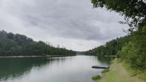 Lago-De-Las-Lanzas-Aggertal-Con-Bosque-En-El-Borde-En-Alemania