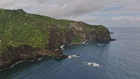 Maui-Hawaii-Aerial-V26-Filmischer-Drohnenüberflug-über-Die-Küste-Von-Aawaiki,-Der-Tagsüber-Wohngebiete-In-Hanglage,-Felsige-Meeresklippen-Und-Ausblicke-Auf-Den-Nordpazifik-Einfängt-–-Aufgenommen-Mit-Mavic-3-Cine-–-Dezember-2022