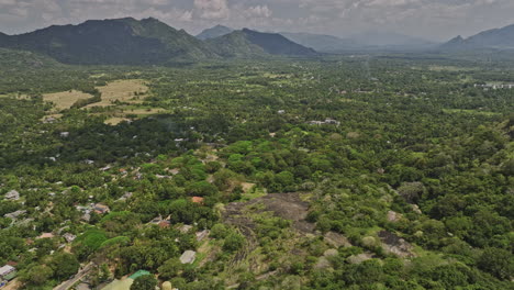 Dambulla-Sri-Lanka-Antena-V3-Drone-Sobrevuelo-Uyanwaththa-Templo-Budista-Real-Que-Captura-Vistas-Panorámicas-Del-Paisaje-Selvático-Y-Vistas-De-Las-Montañas-Desde-Arriba---Filmado-Con-Mavic-3-Cine---Abril-De-2023