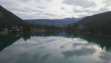 Der-Tolblacharsee-In-Norditalien-Liegt-In-Einem-Urstromtal-Der-Dolomiten,-Die-Kamera-Fliegt-Rückwärts