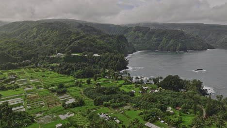 Maui-Hawaii-Aerial-V40-Filmischer-Drohnenüberflug-über-Die-Halbinsel-Ke&#39;anae,-Aufnahme-Von-Ackerland-Mit-Vulkanischem-Boden,-Waialohe-Park,-Campingplatz-Und-Malerischen-Ausblicken-Auf-Die-Hügelbucht-–-Aufgenommen-Mit-Mavic-3-Cine-–-Dezember-2022