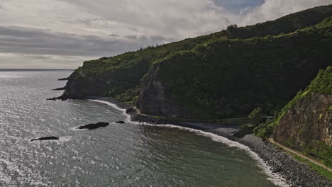 Maui-Hawaii-Aerial-V50-Filmdrohne-Fliegt-Entlang-Der-Felsigen-Küste-Und-Fängt-Den-Hana-Highway-Ein,-Der-Durch-Bergiges-Gelände,-Die-Alelele-Brücke-Und-Die-Kalepa-Schlucht-Führt-–-Aufgenommen-Mit-Mavic-3-Cine-–-Dezember-2022